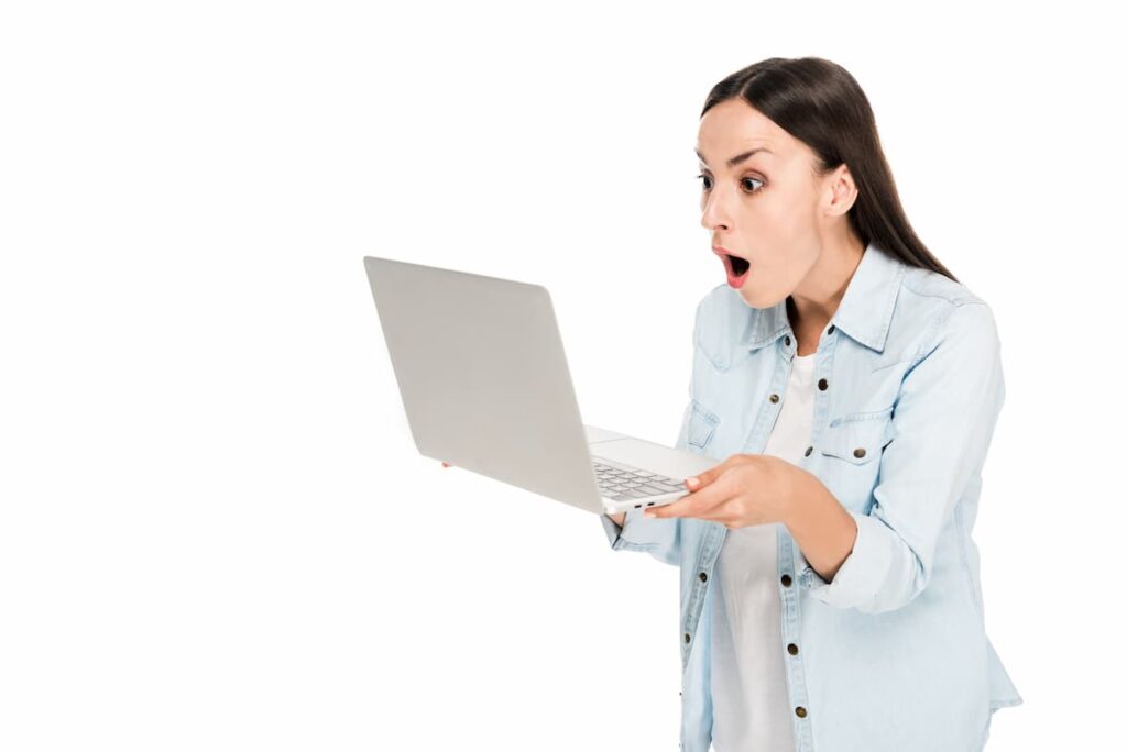 女性がパソコンの画面を見てびっくりしている