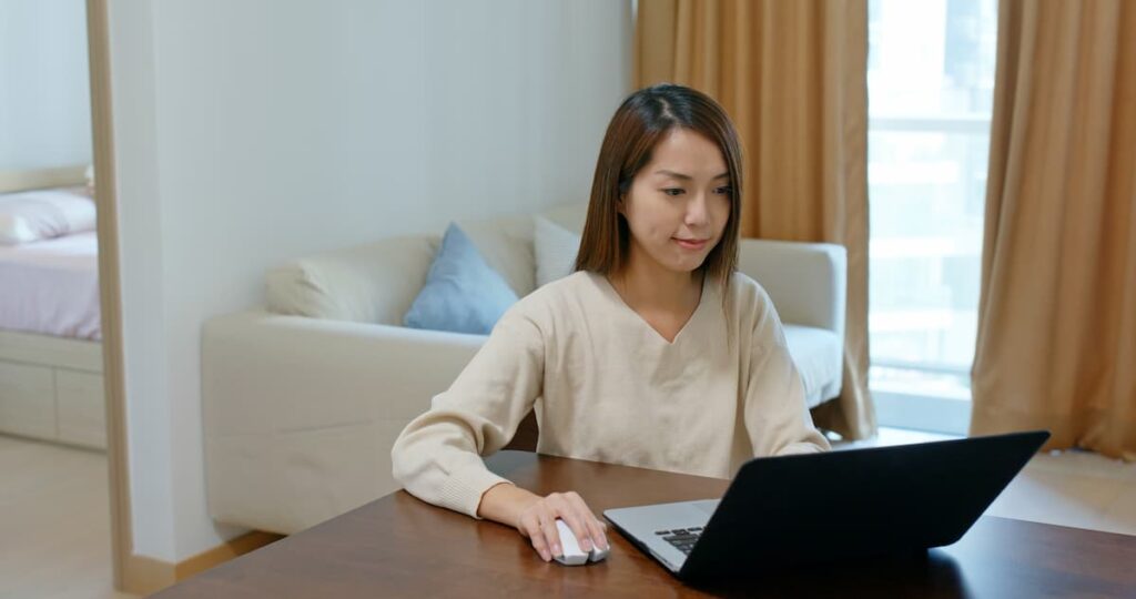 女性が自宅でノートパソコンを使って副業している